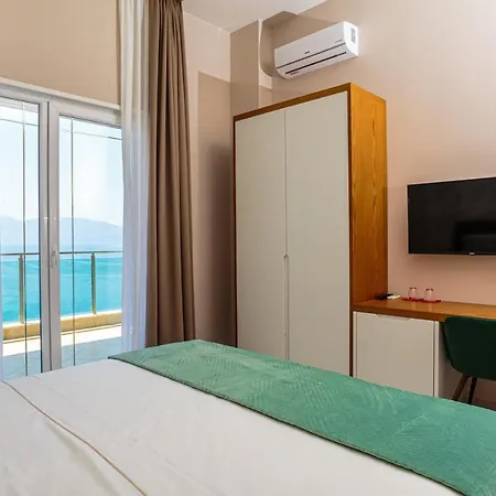 Toto Boutique Hotel & Apartments מלון *